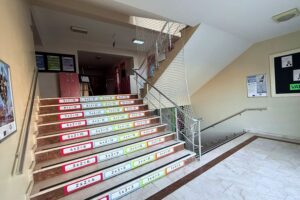 ozel-gokyuzu-koleji-ilkokul-merdivenler